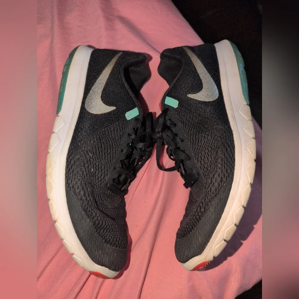 Nike Woman's 9.5 Sneakers